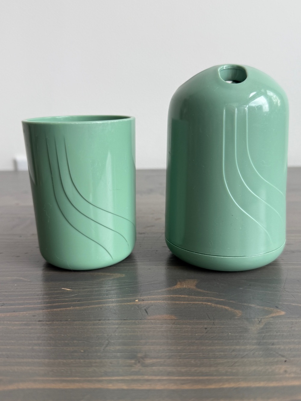 2 piece vintage bathroom accessories